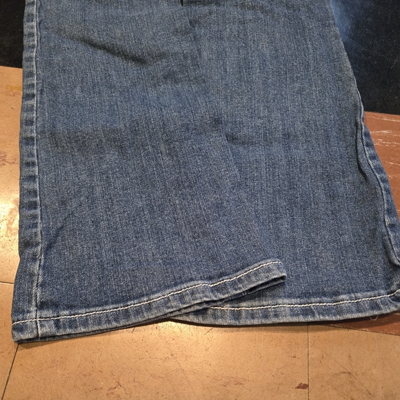 Maurices bootcut blue jeans in a juniors size 5/6. Were not worn in like new - Picture 6 of 11